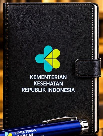 Notebook A5 hitam dengan logo di sampul, isi Paket Standar